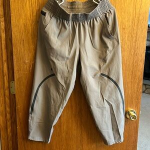 Under Armour tan light weight active pants size M
Only wore twice!
